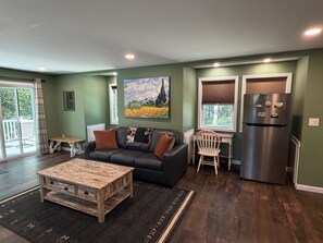 Ein Wohnzimmer mit einer Couch, einem Couchtisch und einem Bild an der Wand.