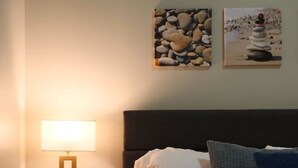 办公桌、熨斗/熨衣板、旅行婴儿床、WiFi