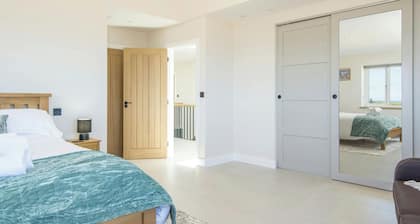 Swn y Don, Gwbert - Six Bedroom Cottage, Sleeps 12