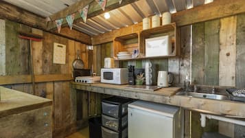 Kühlschrank, Mikrowelle, Toaster, Kochgeschirr/Geschirr/Besteck