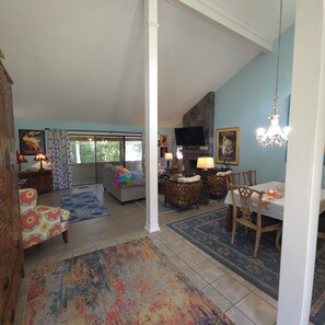 Living Room  - Beautiful 3-bedroom home with pool on golf course close to the ocean (Hilton Head Island)