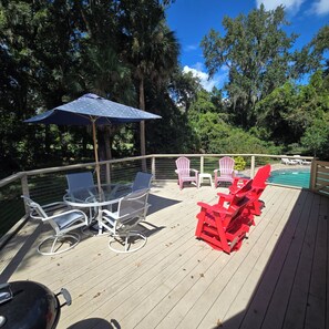Deck - Beautiful 3-bedroom home with pool on golf course close to the ocean (Hilton Head Island)