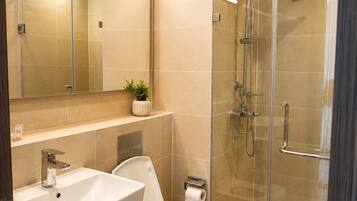 Doccia, bidet, asciugamani, carta igienica