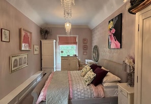 Room - Chobham 4-bed House, Sleeps 9 w/ Parking & Garden (Woking)