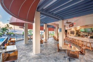 Ein Poolbereich im Innenbereich mit Bar und Sitzgelegenheiten.