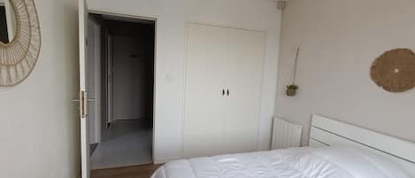 4 habitaciones, tabla de planchar con plancha y wifi