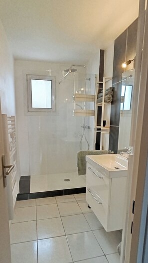 Shower, hair dryer - Vrbo Property (Perpignan)