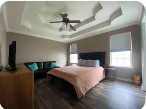 Tabla de planchar con plancha, wifi y ropa de cama 