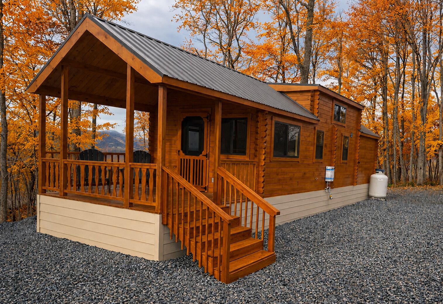 Une cabane en bois avec un porche, un escalier et une allée gravillonnée.