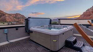 A hot tub on a rooftop terrace with a view of a mountainous landscape. - Grand Kanab'n: Rooftop Hot Tub, Red Rock Views (Kanab)