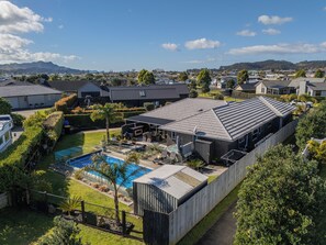 Un quartier résidentiel avec des maisons, une piscine et une cour clôturée.
