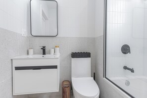Haartrockner, Handtücher, Seife, Shampoo