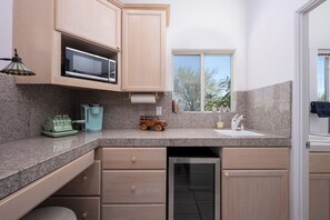Eine Küche mit Mikrowelle, Toaster und Geschirrspüler.