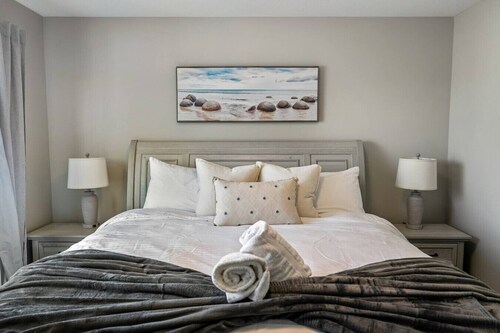 Red Door Retreat | Lake | Hot Tub | Fire Pit | AC