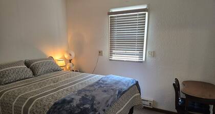 Cozy1 -bedroom cottage with AC in charming Marquette. 1 blk to public boat ramp