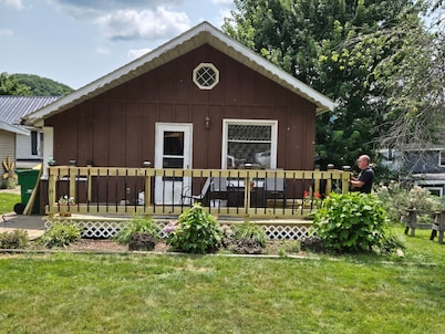 Cozy1 -bedroom cottage with AC in charming Marquette. 1 blk to public boat ramp
