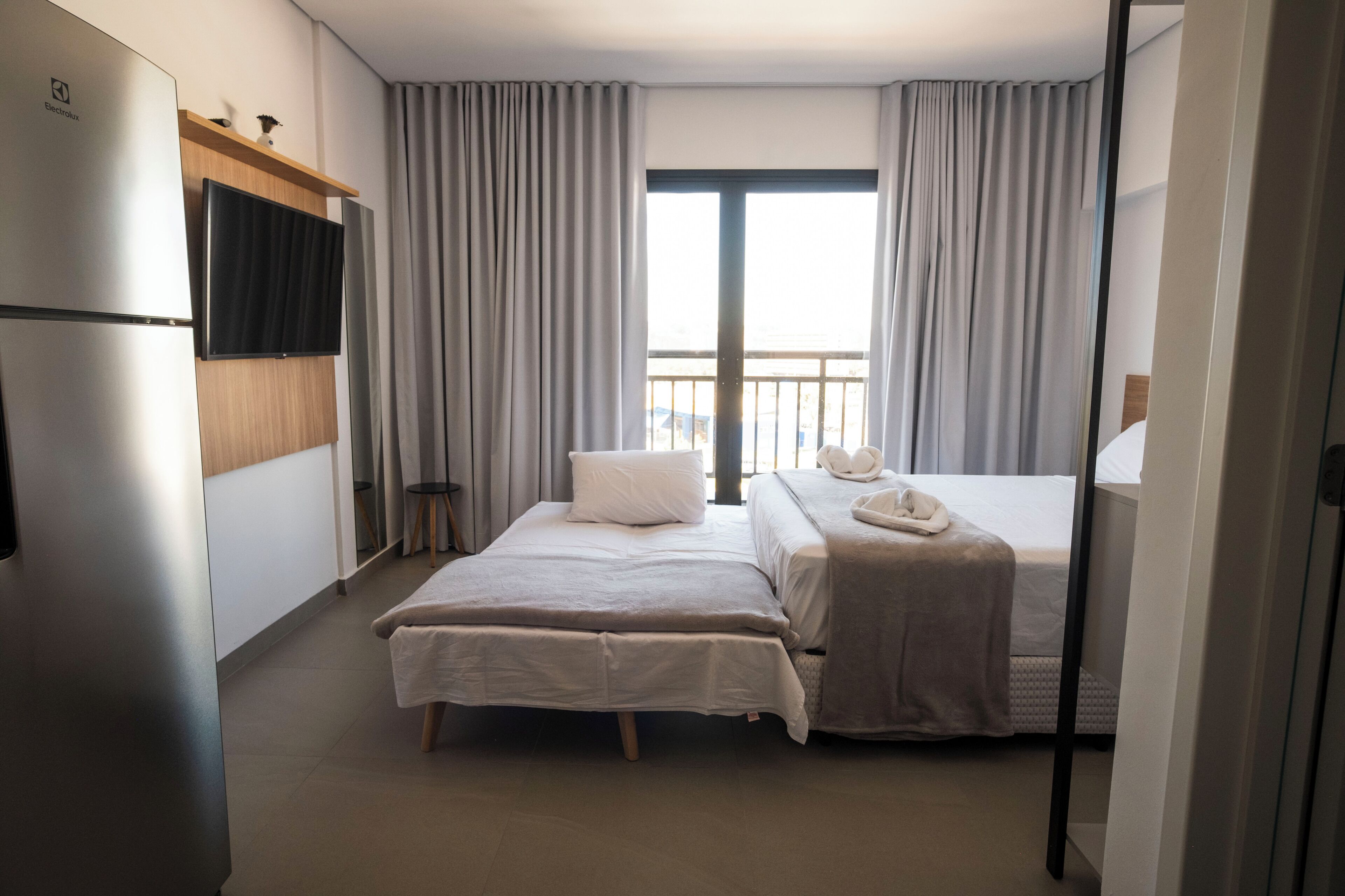 Cortinas blackout, tabla de planchar con plancha y wifi gratis 