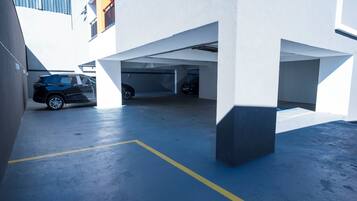 Uma garagem de estacionamento com vários níveis e um carro no andar térreo.