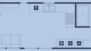 En planritning över ett hotellplan med en matsal, ett kök och en liten bar.