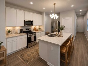 Private kitchen - Lovely 3-bedroom house with AC in Porter Heights (Porter Heights)