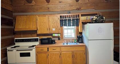 Cozy 1-bedroom cabin w jacuzzi in serene Seneca Rocks with AC/heat pets welcome