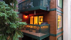 A two-story building with a balcony and a door leading to an interior space. - Falls & Firs by Avantstay Mtn Views + Balcony Trailheads + Ski Bus (Vail)
