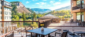Gondola & Gold by Avantstay Steps to Gondola Shared Pool + Mountain Views Resort Access