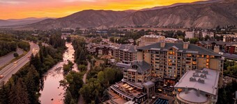 Gondola & Gold by Avantstay Steps to Gondola Shared Pool + Mountain Views Resort Access