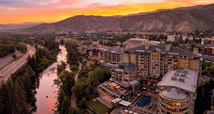 Gondola & Gold by Avantstay Steps to Gondola Shared Pool + Mountain Views Resort Access