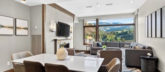 Riverfront Perch by Avantstay Balcony + Resort Pool River + Mtn Views