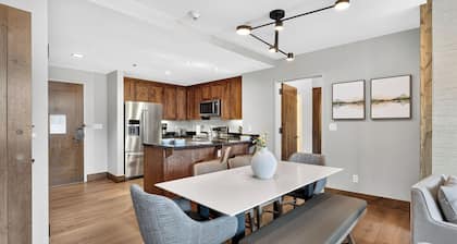 Riverfront Perch by Avantstay Balcony + Resort Pool River + Mtn Views