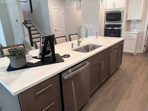 Private kitchen - Entire Home, 2 Miles to Beach, Sunset Beach (Sunset Beach)