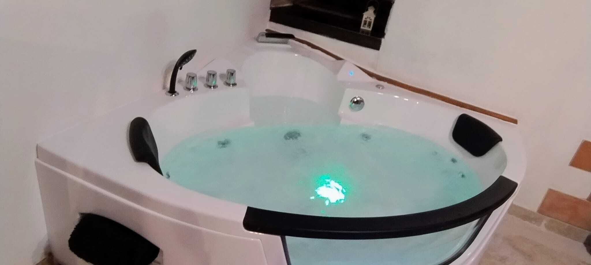 Baignoire à jets, sèche-cheveux, bidet, serviettes fournies