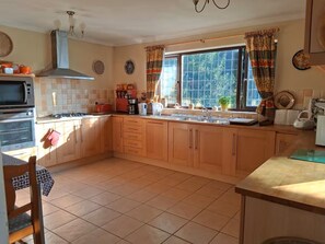 Une cuisine équipée d’une cuisinière, d’un four à micro-ondes et de placards.