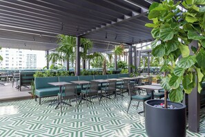 Outdoor dining - King Studio with Balcony, Pool and City Views in Miami - 2806 (Miami)