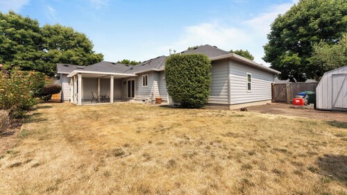 Evergreen Haven - Spacious Retreat Near the Best of Eugene