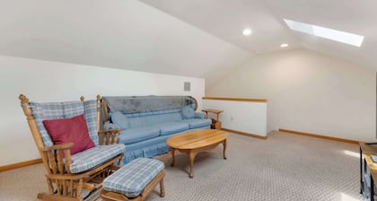 Evergreen Haven - Spacious Retreat Near the Best of Eugene