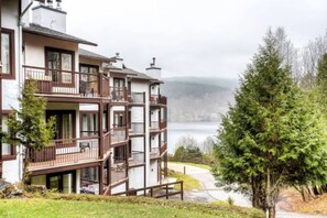Exterior - The BEST View Huge 3B 2B Apt w/2 Parking & Locker (Mont-Tremblant)