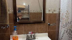 مجففات شعر، مناشف، صابون، ورق حمّام