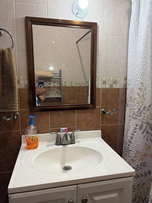 A bathroom with a white sink, a mirror, and a towel rack. - Spacious two-story house with three bedrooms and two bathrooms in an excellent location. (Ecatepec de Morelos. Eso. De Mexico)