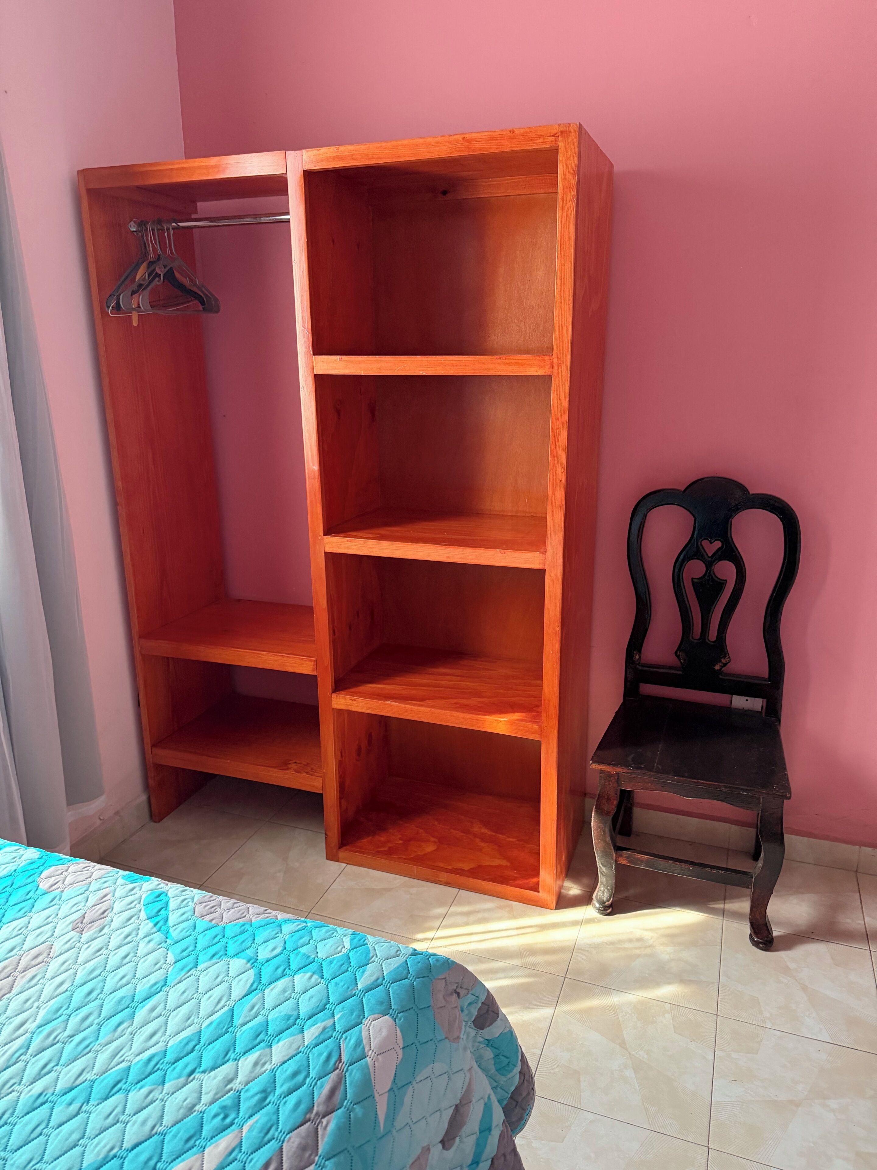 Iron/ironing board, internet, bed sheets