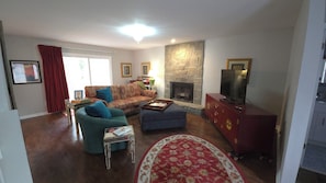 Smart TV - Cozy 3-bedroom home near KSU, Braves and Lake Point SPorts Complex (Marietta)