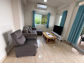 Departamento, 2 habitaciones, balcón, vista al océano | Área de sala de estar