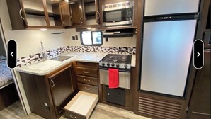 Private kitchen - After beaten path.
Camper with great amenities (Lakeshore)