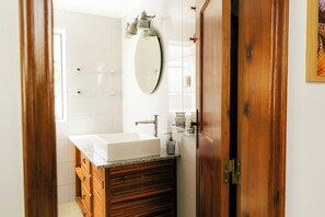 Bathroom - Vrbo Property (Setúbal)
