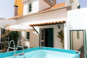 Outdoor spa tub - Vrbo Property (Setúbal)