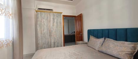 Iron/ironing board, WiFi, bed sheets