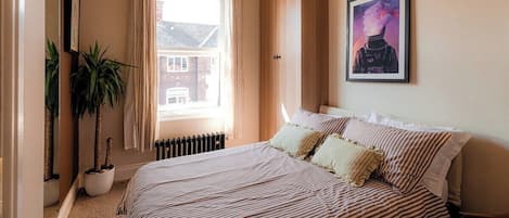 Iron/ironing board, WiFi, bed sheets