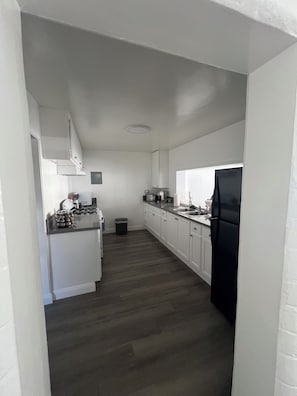 Wasserkocher mit Kaffee-/Teezubehör, Kühlschrank, Mikrowelle, Ofen