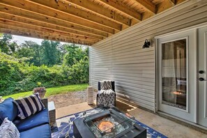 An outdoor patio with a fire pit, seating area, and a covered wooden deck. - Cozy 3-Level Chattanooga Retreat with Relaxing Outdoor Spaces (Chattanooga)